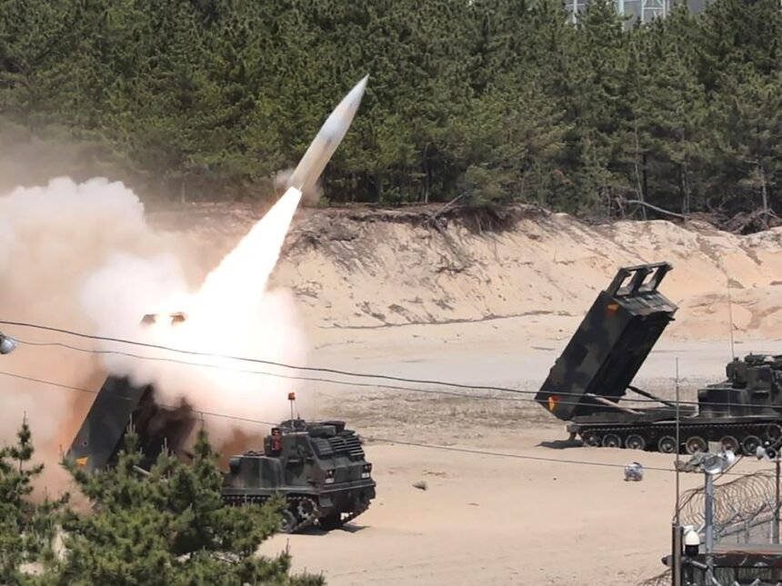 Ukraina punya rudal jarak jauh, rudal ATACMS (Army Tactical Missile System) dengan daya jangkau hingga 300 kilometer.