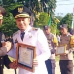 Kapolres Enrekang AKBP Hari Budiyanto memberikan penghargaan kepada Bupati Enrekang H. Muh. Yusuf Ritangnga dalam upacara peringatan Hari Bhayangkara ke-79 yang digelar di halaman Kantor Bupati Enrekang, Selasa (1/7/2025).