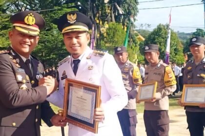Kapolres Enrekang AKBP Hari Budiyanto memberikan penghargaan kepada Bupati Enrekang H. Muh. Yusuf Ritangnga dalam upacara peringatan Hari Bhayangkara ke-79 yang digelar di halaman Kantor Bupati Enrekang, Selasa (1/7/2025).
