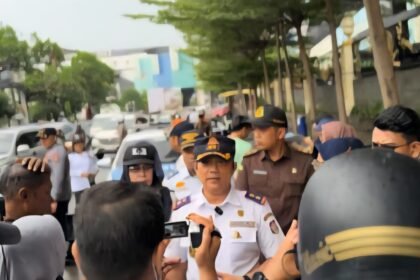 Irwan, SE., MM., Kepala Bidang Terminal dan Perparkiran Dishub Kota Makassar saat memberikan keterangan kepada media terkait penertiban parkir liar dan terjadinya kemacetan di kawasan komersial tersibuk kota, Juli 2025.