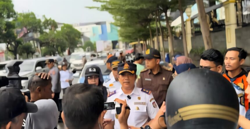Irwan, SE., MM., Kepala Bidang Terminal dan Perparkiran Dishub Kota Makassar saat memberikan keterangan kepada media terkait penertiban parkir liar dan terjadinya kemacetan di kawasan komersial tersibuk kota, Juli 2025.