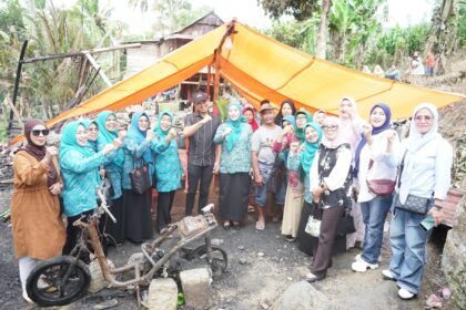 Bupati Enrekang bantu korban kebakaran di Baraka, Juli 2025.