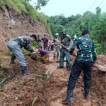 TNI bantu bersihkan longsor di Gowa, (2/7/2025).