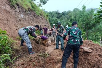 TNI bantu bersihkan longsor di Gowa, (2/7/2025).