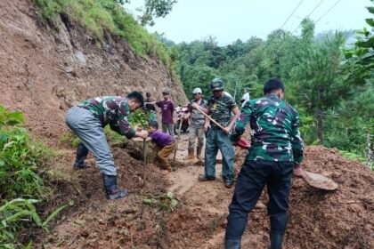 TNI bantu bersihkan longsor di Gowa, (2/7/2025).