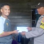 Polisi beri bantuan tunai kepada korban kebakaran rumah di Desa Lalonggosua, Kecamatan Tanggetada, Kabupaten Kolaka, Juli 2025.