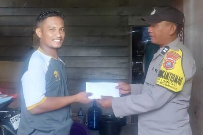 Polisi beri bantuan tunai kepada korban kebakaran rumah di Desa Lalonggosua, Kecamatan Tanggetada, Kabupaten Kolaka, Juli 2025.