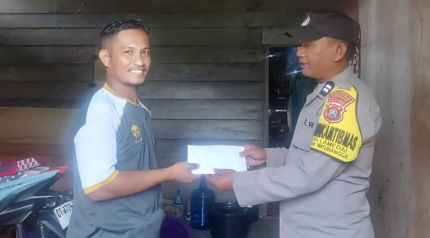 Polisi beri bantuan tunai kepada korban kebakaran rumah di Desa Lalonggosua, Kecamatan Tanggetada, Kabupaten Kolaka, Juli 2025.