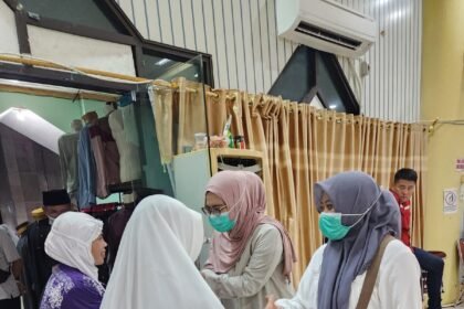 Wakil Ketua TP-PKK Enrekang, Adinda Fatikha Azzahrah sambut kepulangan jemaah haji kloter 32.