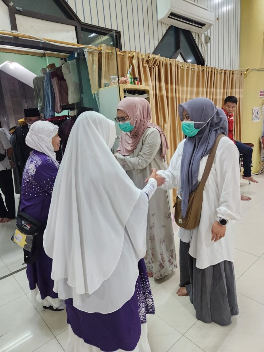 Wakil Ketua TP-PKK Enrekang, Adinda Fatikha Azzahrah sambut kepulangan jemaah haji kloter 32.