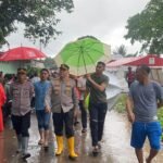 Kepala Kepolisian Resor (Kapolres) Bulukumba, AKBP Restu Wijayanto bersama personel dan warga tinjau wilayah terdampak banjir di Bulukumba, (5/7/2025).