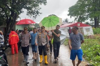 Kepala Kepolisian Resor (Kapolres) Bulukumba, AKBP Restu Wijayanto bersama personel dan warga tinjau wilayah terdampak banjir di Bulukumba, (5/7/2025).
