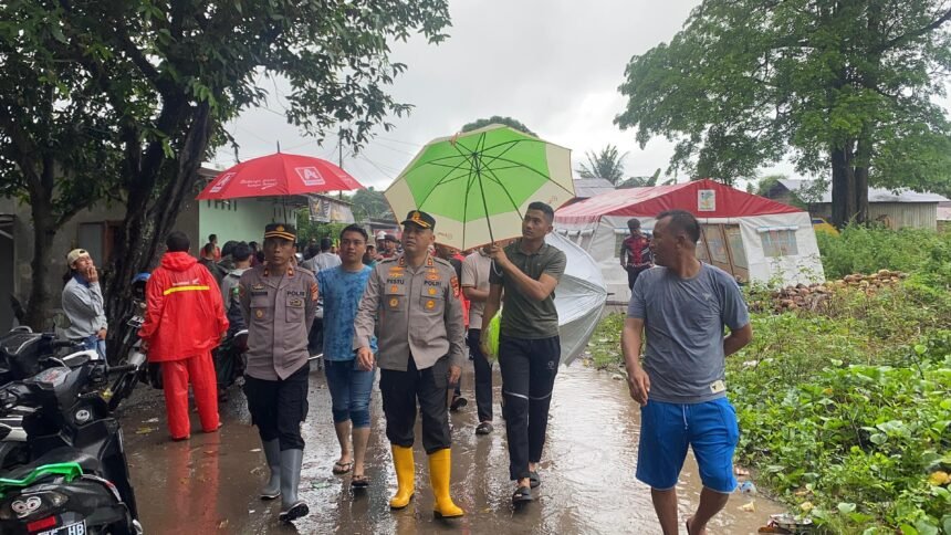 Kepala Kepolisian Resor (Kapolres) Bulukumba, AKBP Restu Wijayanto bersama personel dan warga tinjau wilayah terdampak banjir di Bulukumba, (5/7/2025).