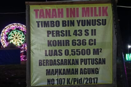 Lokasi dalam somasi berbeda dari pasar malam yang saat ini beroperasi—hanya bersebelahan.