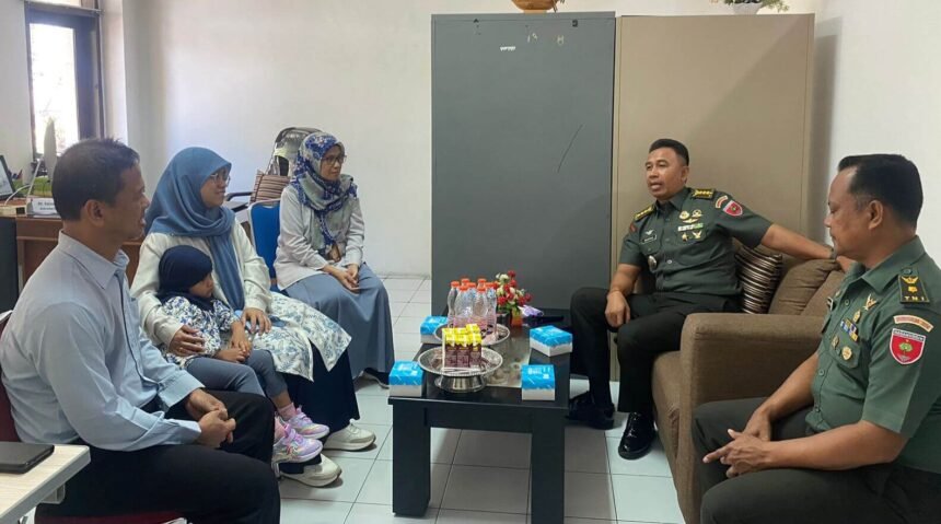 Komando Hubungan Daerah Militer (Hubdam) XIV/Hasanuddin melakukan kunjungan silaturahmi ke Universitas Negeri Makassar (UNM) pada Selasa, 1 Juli 2025.