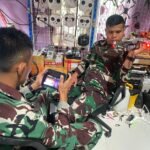 Prajurit TNI di Makassar Ikuti Pelatihan Drone di Hanggar Drone BTP, Makassar, ini melibatkan perakitan drone DJI Mavic 2 Enterprise dan Mavic 2 Pro, serta penggantian komponen seperti kaki pendaratan, kabel fleksibel gimbal, komponen mekanik, dan lensa kamera, Juli 2025.