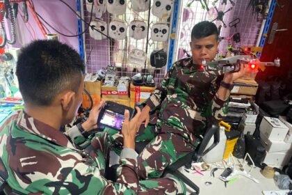 Prajurit TNI di Makassar Ikuti Pelatihan Drone di Hanggar Drone BTP, Makassar, ini melibatkan perakitan drone DJI Mavic 2 Enterprise dan Mavic 2 Pro, serta penggantian komponen seperti kaki pendaratan, kabel fleksibel gimbal, komponen mekanik, dan lensa kamera, Juli 2025.