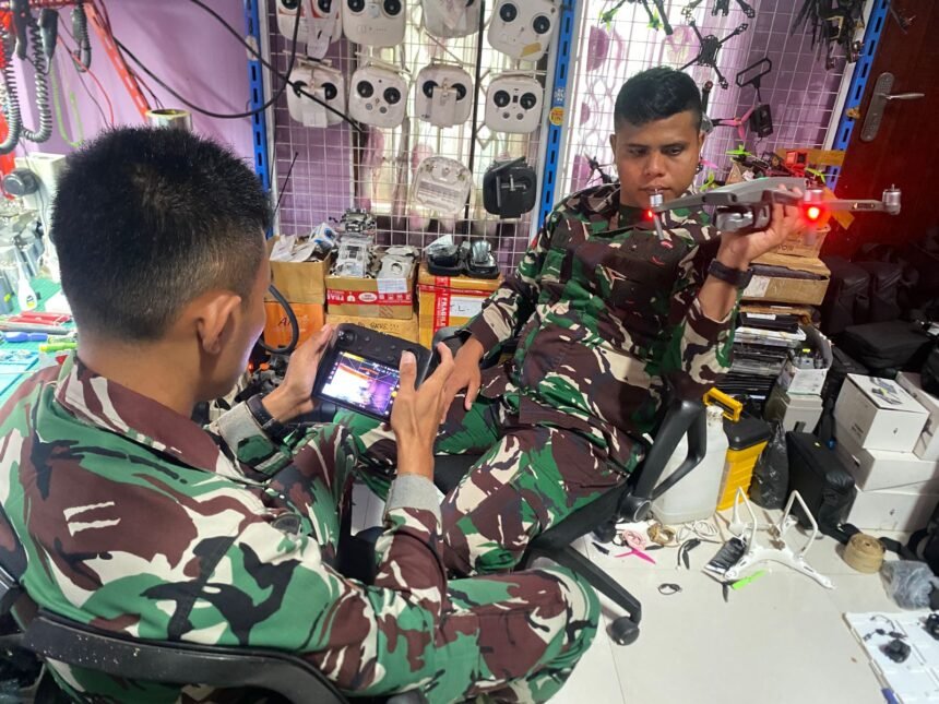 Prajurit TNI di Makassar Ikuti Pelatihan Drone di Hanggar Drone BTP, Makassar, ini melibatkan perakitan drone DJI Mavic 2 Enterprise dan Mavic 2 Pro, serta penggantian komponen seperti kaki pendaratan, kabel fleksibel gimbal, komponen mekanik, dan lensa kamera, Juli 2025.