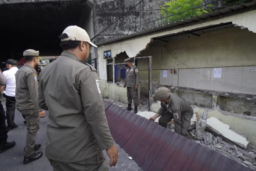 Penertiban di Ujung Tanah, bangunan liar di atas fasum dibongkar, Juli 2025.