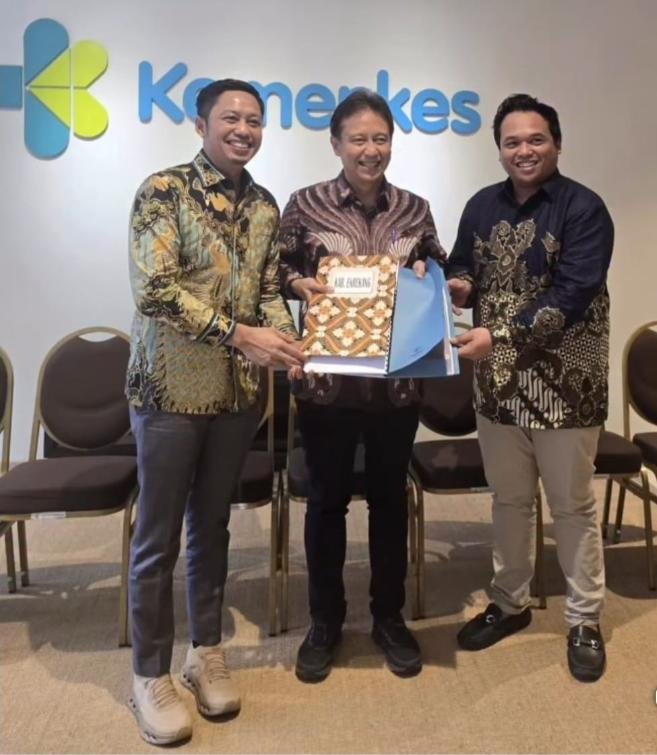 Pemerintah Kabupaten Enrekang menyerahkan langsung sejumlah usulan dan aspirasi masyarakat kepada Menteri Kesehatan Republik Indonesia, Juli 2025.