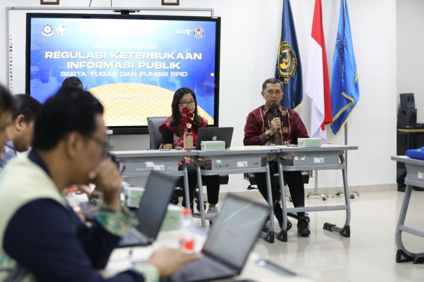 Kegiatan sosialisasi regulasi keterbukaan informasi dan peran Pejabat Pengelola Informasi dan Dokumentasi (PPID) di Poltekpar Makassar, Juli 2025.