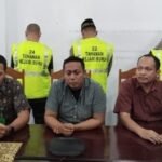 Tersangka dan barang bukti dari Polres Buru terkait perkara pembakaran gedung KPU Kabupaten Buru, Juli 2025.