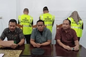 Tersangka dan barang bukti dari Polres Buru terkait perkara pembakaran gedung KPU Kabupaten Buru, Juli 2025.