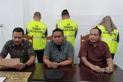 Tersangka dan barang bukti dari Polres Buru terkait perkara pembakaran gedung KPU Kabupaten Buru, Juli 2025.