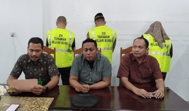 Tersangka dan barang bukti dari Polres Buru terkait perkara pembakaran gedung KPU Kabupaten Buru, Juli 2025.