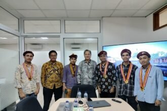 Keterangan Foto: Presidium Ristek PP PMKRI bersama tim pengembang dan Direktur PT. Perkasa Pilar Utama, Tan Gwan An (tengah), usai rapat koordinasi pengembangan aplikasi PMKRI Center di kantor PT. Perkasa Pilar Utama, Jakarta Utara, Sabtu (12/7/2025).