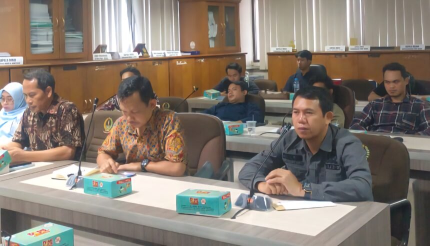 Suasana Rapat Dengar Pendapat (RDP) di Kantor DPRD Sulsel, Kamis (10/7/2025), membahas kondisi jalan rusak di jalur Sabbang–Rongkong–Seko, Luwu Utara.