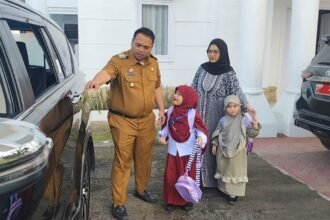 Bupati Enrekang Antar Anak di Hari Pertama Sekolah, Dorong Gerakan Ayah Teladan