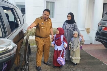 Bupati Enrekang Antar Anak di Hari Pertama Sekolah, Dorong Gerakan Ayah Teladan
