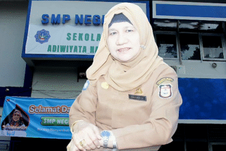 Kepala Sekolah SMP Negeri 2 Makassar, Hj. Andi Muliati, S.Pd., M.Pd.