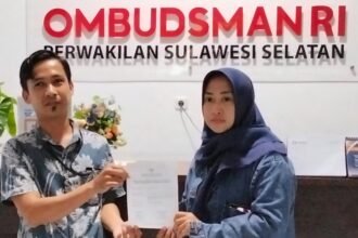 Tanty Rudjito, korban kekerasan fisik dan kehilangan hak asuh atas anak kandungnya melapor ke Ombudsman RI Perwakilan Sulawesi Selatan, (15/7/2025).