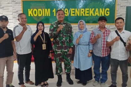 Kodim 1419/Enrekang bersama pengurus Persatuan Wartawan Indonesia (PWI) Kabupaten Enrekang, Rabu (16/7/2025), di Aula Makodim Enrekang.