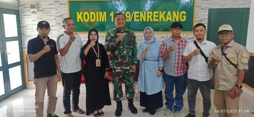 Kodim 1419/Enrekang bersama pengurus Persatuan Wartawan Indonesia (PWI) Kabupaten Enrekang, Rabu (16/7/2025), di Aula Makodim Enrekang.