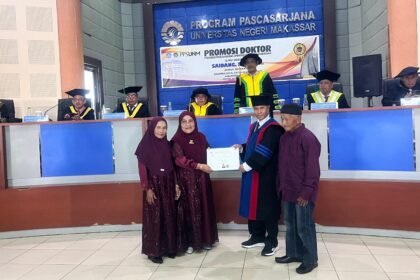 Wakil Rektor III UNIMEN resmi menyandang gelar Doktor di Program Pascasarjana Universitas Negeri Makassar (UNM), Kamis, (17/7/2025).