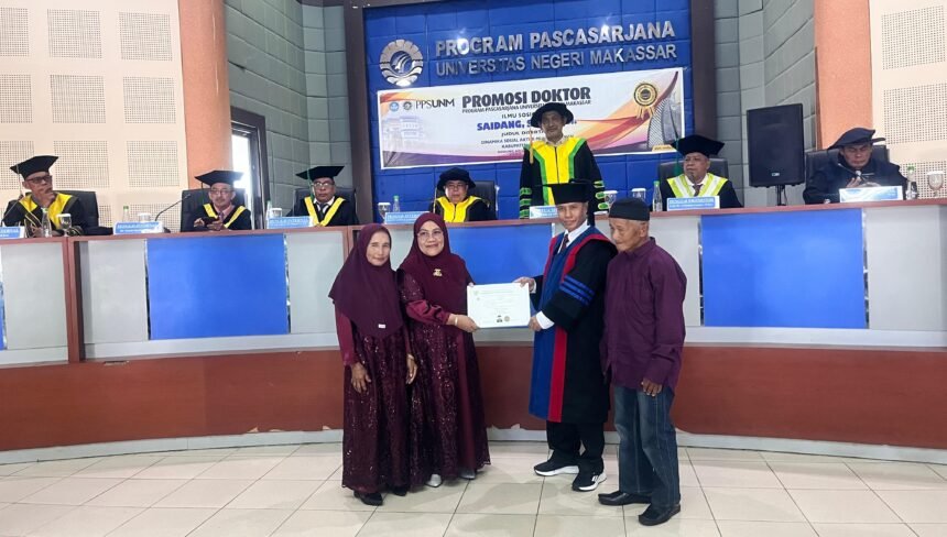 Wakil Rektor III UNIMEN resmi menyandang gelar Doktor di Program Pascasarjana Universitas Negeri Makassar (UNM), Kamis, (17/7/2025).