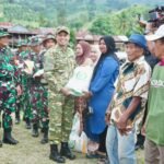 Bupati Enrekang H. Muh. Yusuf Ritangnga menyerahkan bantuan sembako kepada warga dalam rangka pembukaan TMMD ke-125 di Desa Pekalobean, Kecamatan Anggeraja, Rabu (23/7/2025). Kegiatan ini turut dihadiri jajaran TNI, Forkopimda, dan tokoh masyarakat.