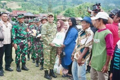 Bupati Enrekang H. Muh. Yusuf Ritangnga menyerahkan bantuan sembako kepada warga dalam rangka pembukaan TMMD ke-125 di Desa Pekalobean, Kecamatan Anggeraja, Rabu (23/7/2025). Kegiatan ini turut dihadiri jajaran TNI, Forkopimda, dan tokoh masyarakat.