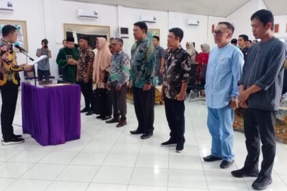 Bupati Enrekang lantik lima Penjabat Desa, Jumat (25/7/2025) di Pendopo Rumah Jabatan Bupati.