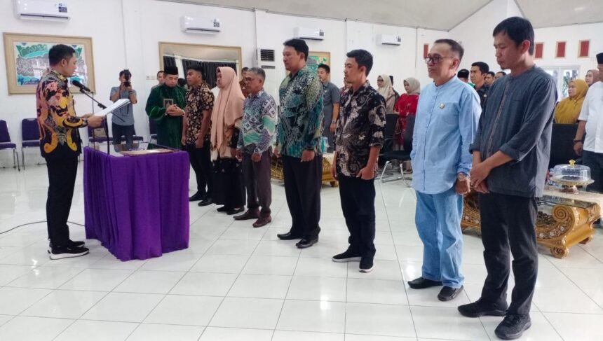 Bupati Enrekang lantik lima Penjabat Desa, Jumat (25/7/2025) di Pendopo Rumah Jabatan Bupati.