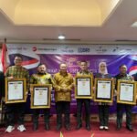 Penerimaan Anugerah Sahabat Pers dari Serikat Media Siber Indonesia (SMSI) dalam Konvensi Nasional bertajuk "Sinergi dalam Membangun dan Menegakkan Supremasi Hukum Menuju Indonesia Emas 2045", yang digelar di The Jayakarta Hotel, Jakarta, Jumat (25/7/2025). Acara ini turut didukung oleh Bank Banten, Bank BJB, BRI, Bank BJB Syariah, dan Pertamina Hulu Indonesia.