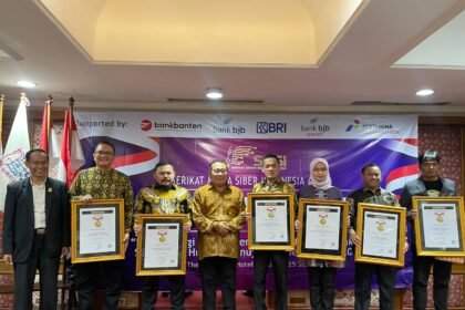Penerimaan Anugerah Sahabat Pers dari Serikat Media Siber Indonesia (SMSI) dalam Konvensi Nasional bertajuk "Sinergi dalam Membangun dan Menegakkan Supremasi Hukum Menuju Indonesia Emas 2045", yang digelar di The Jayakarta Hotel, Jakarta, Jumat (25/7/2025). Acara ini turut didukung oleh Bank Banten, Bank BJB, BRI, Bank BJB Syariah, dan Pertamina Hulu Indonesia.