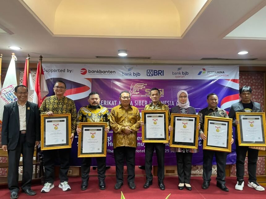 Penerimaan Anugerah Sahabat Pers dari Serikat Media Siber Indonesia (SMSI) dalam Konvensi Nasional bertajuk "Sinergi dalam Membangun dan Menegakkan Supremasi Hukum Menuju Indonesia Emas 2045", yang digelar di The Jayakarta Hotel, Jakarta, Jumat (25/7/2025). Acara ini turut didukung oleh Bank Banten, Bank BJB, BRI, Bank BJB Syariah, dan Pertamina Hulu Indonesia.