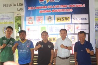 Jajaran panitia Piala Menpora U-12 & U-15 Zona 1 dan Zona 2 Regional Makassar 2025 berpose usai konferensi pers di Makassar, Rabu (30/7/2025).