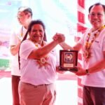 Wakil Menteri Dalam Negeri Ribka Haluk berjabat tangan dengan perwakilan manajemen Sriwijaya Air sambil menyerahkan plakat penghargaan, usai mendarat di Bandara Wamena dalam penerbangan perdana maskapai tersebut ke Papua Pegunungan, (30/7/2025).
