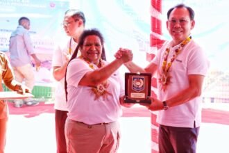 Wakil Menteri Dalam Negeri Ribka Haluk berjabat tangan dengan perwakilan manajemen Sriwijaya Air sambil menyerahkan plakat penghargaan, usai mendarat di Bandara Wamena dalam penerbangan perdana maskapai tersebut ke Papua Pegunungan, (30/7/2025).