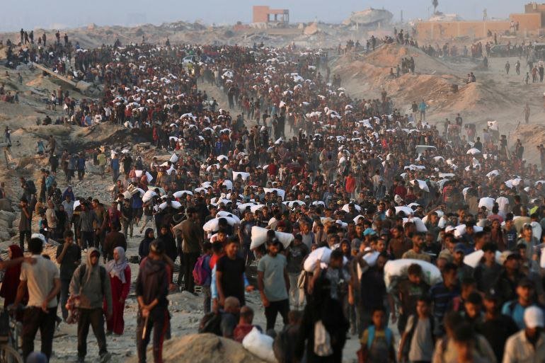 Borrell Tuding Tentara Bayaran AS Tewaskan 550 Warga Palestina Saat Rebutan Bantuan di Gaza 2 Warga Palestina di Jalur Gaza, mengubah permintaan bantuan menjadi perangkap maut bagi warga Palestina yang kelaparan, Juli 2025.
